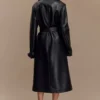 Tarah trenchcoat i konstläder – svart Tarah trenchcoat i konstläder – svart