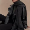 Tarah trenchcoat i konstläder – svart Tarah trenchcoat i konstläder – svart