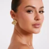 Willa draperade örhängen – guld Willa draperade örhängen – guld