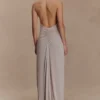 Yelena rynkad maxiklänning med halterneck – taupe Yelena rynkad maxiklänning med halterneck – taupe