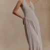 Yelena rynkad maxiklänning med halterneck – taupe Yelena rynkad maxiklänning med halterneck – taupe