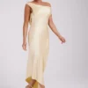 Yvette slip-maxiklänning med asymmetrisk fåll – Butter Yvette slip-maxiklänning med asymmetrisk fåll – Butter
