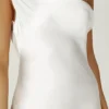 Yvette slip-maxiklänning med asymmetrisk fåll – vit Yvette slip-maxiklänning med asymmetrisk fåll – vit