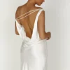 Yvette slip-maxiklänning med asymmetrisk fåll – vit Yvette slip-maxiklänning med asymmetrisk fåll – vit