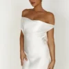Yvette slip-maxiklänning med asymmetrisk fåll – vit Yvette slip-maxiklänning med asymmetrisk fåll – vit